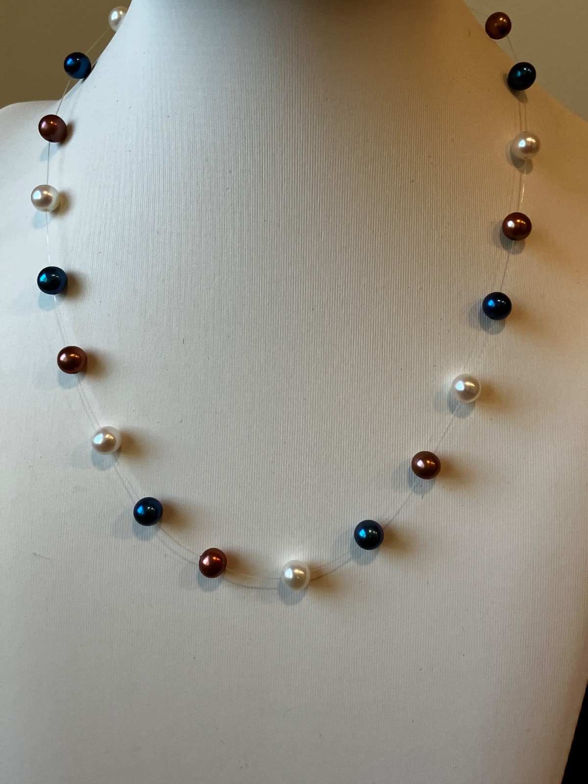 VINTAGE FLOATING PEARL NECKLACE 16″ MULTICOLOR ILLUSION CHOKER WHITE BLUE BROWN