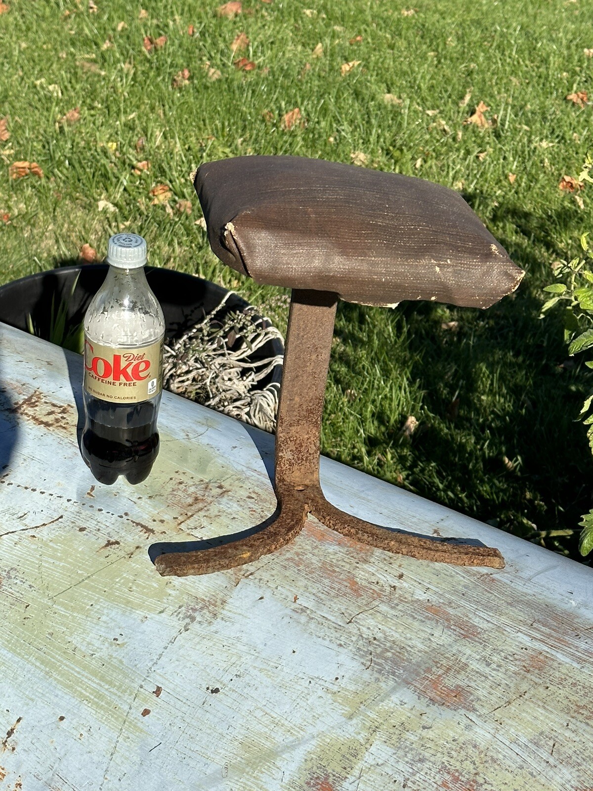 ANTIQUE PRIMITIVE WROUGHT IRON AND WOOD PADDED MILKING STOOL – VERY NEAT OLD!