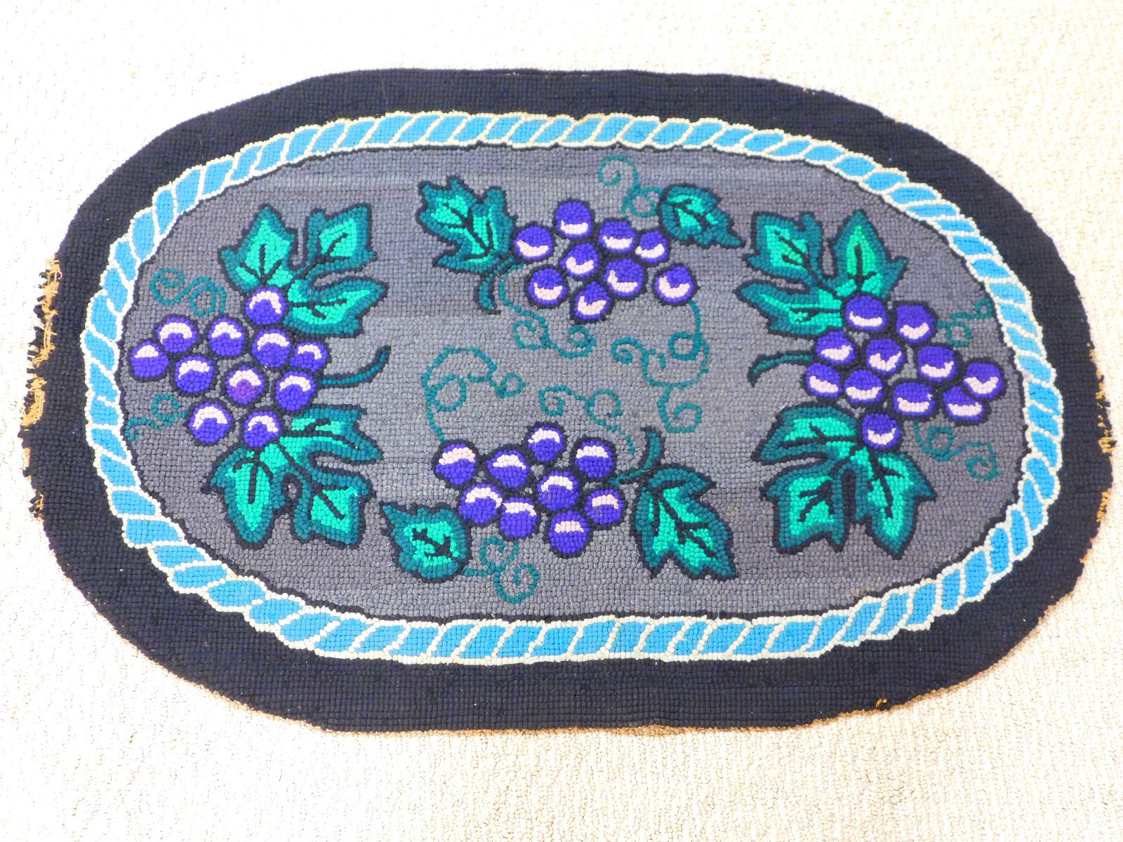 Vintage OVAL AMISH Hand Hooked WOOL RUG Black Gray Purple Grapes 35×23″